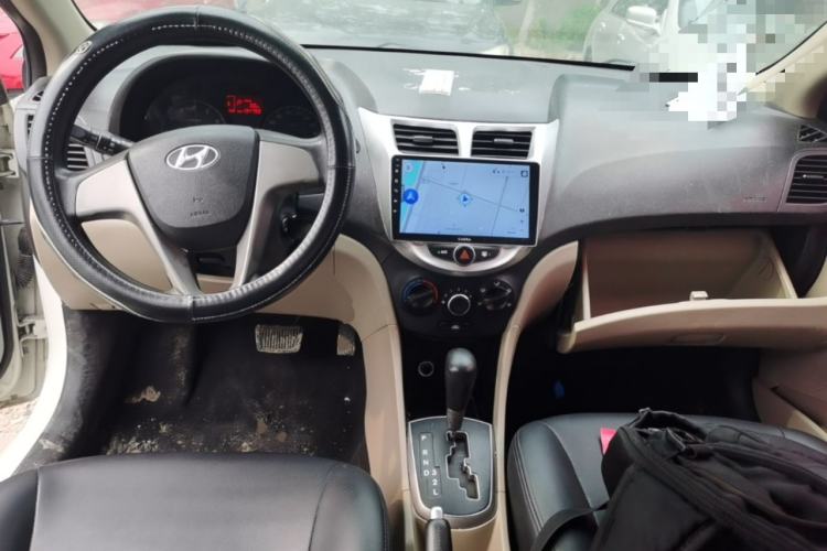 Used Hyundai Verna (older generation) 2014 1.4L Automatic Smart GLS Center Console