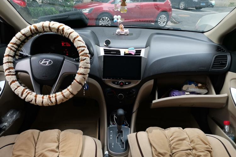 Used Hyundai Verna (older generation) 2014 1.4L Automatic Smart GLS Center Console