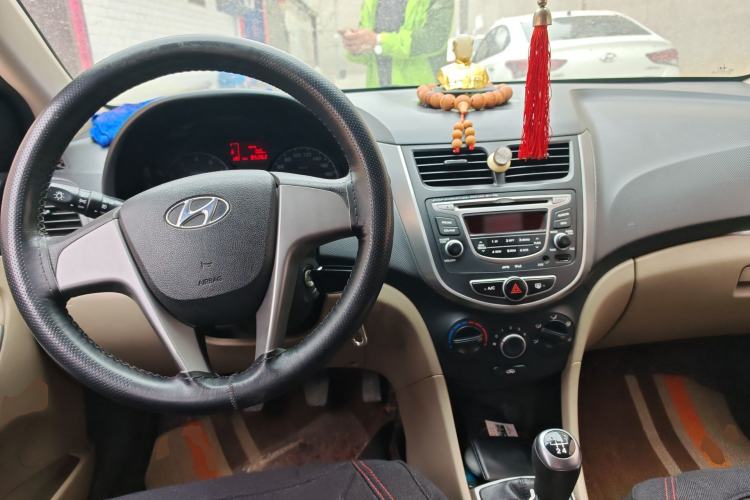 Used Hyundai Verna (older generation) 2014 1.4L Manual Smart GLS Trim Center Console