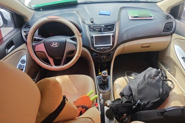 Used Hyundai Verna (older generation) 2014 1.4L Manual Smart GLS Trim Center Console