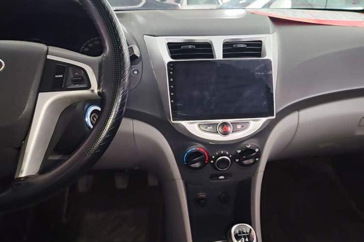 Used Hyundai Verna (older generation) 2014 1.4L Manual Smart GLS Trim Center Console
