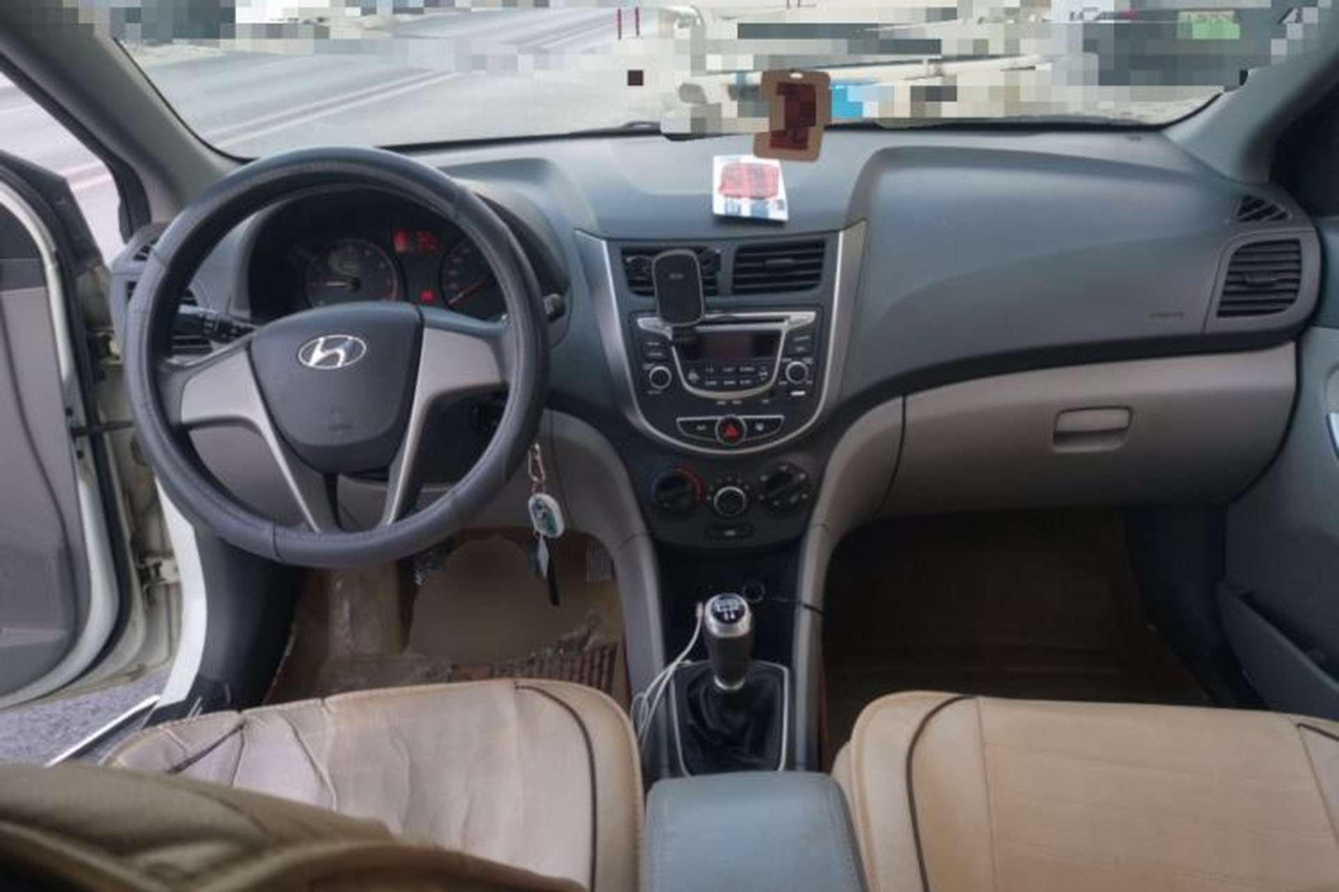 Used Hyundai Verna (older generation) 2014 1.4L Manual Smart GLS Trim Center Console