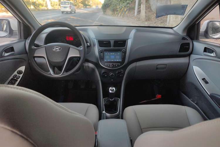 Used Hyundai Verna (older generation) 2014 1.4L Manual Smart GLS Trim Center Console