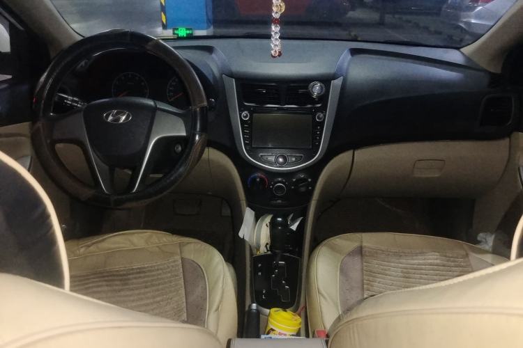 Used Hyundai Verna (older generation) 2014 1.4L Automatic Smart GLS Center Console