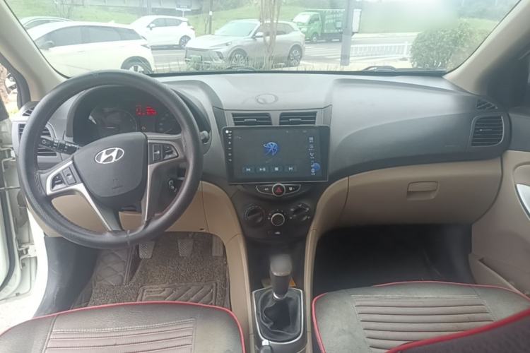 Used Hyundai Verna (older generation) 2014 1.4L Manual Smart GLS Trim Center Console