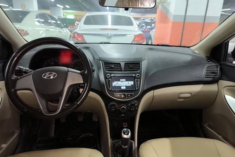 Used Hyundai Verna (older generation) 2014 1.4L Manual Smart GLS Trim Center Console