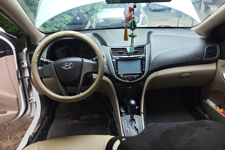 Used Hyundai Verna (older generation) 2014 1.4L Automatic Leading-Edge GLX Center Console