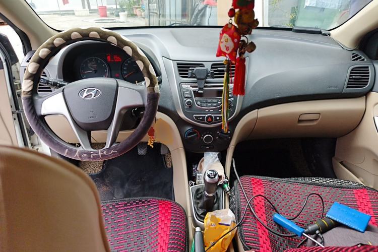 Used Hyundai Verna (older generation) 2014 1.4L Manual Smart GLS Trim Center Console
