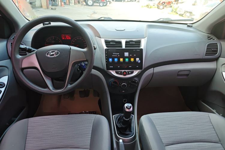 Used Hyundai Verna (older generation) 2014 1.4L Manual Smart GLS Trim Center Console