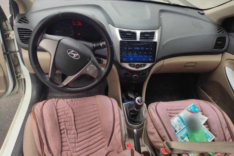 Used Hyundai Verna (older generation) 2014 1.4L Manual Smart GLS Trim Center Console