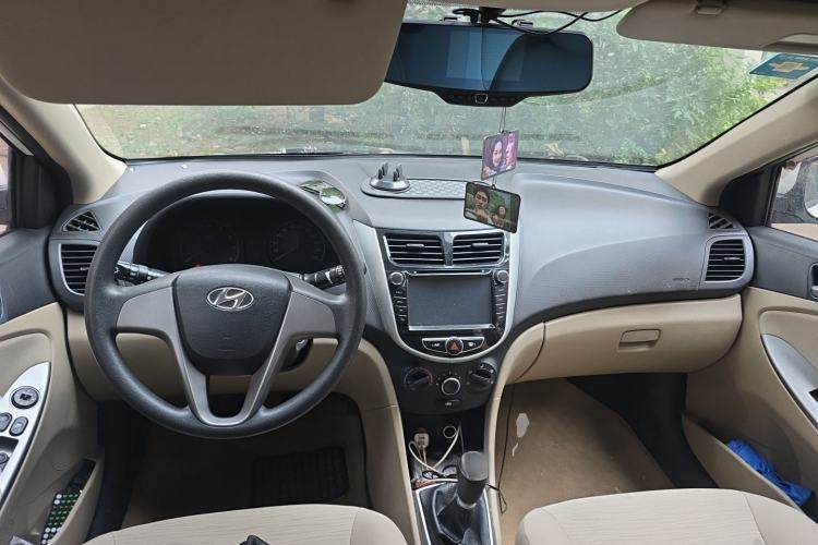 Used Hyundai Verna (older generation) 2014 1.4L Manual Smart GLS Trim Center Console