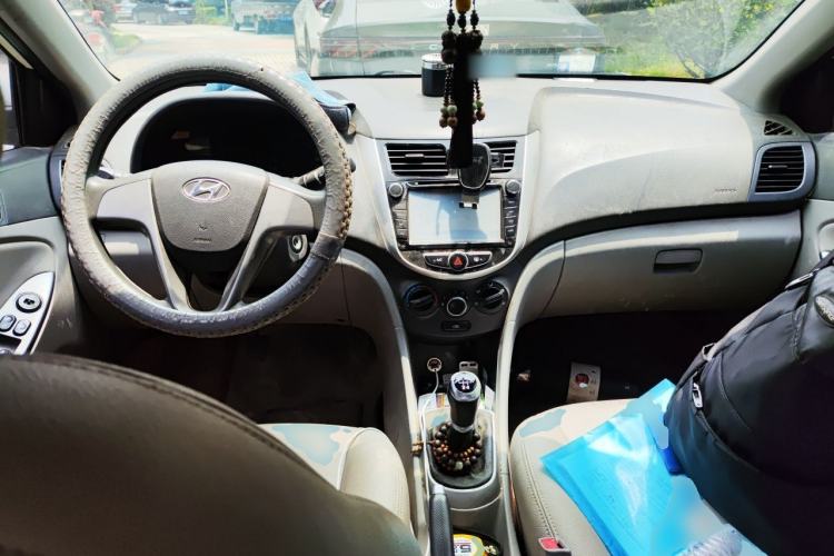 Used Hyundai Verna (older generation) 2014 1.4L Manual Smart GLS Trim Center Console