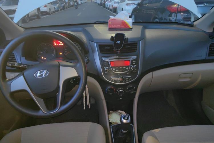 Used Hyundai Verna (older generation) 2014 1.4L Manual Smart GLS Trim Center Console