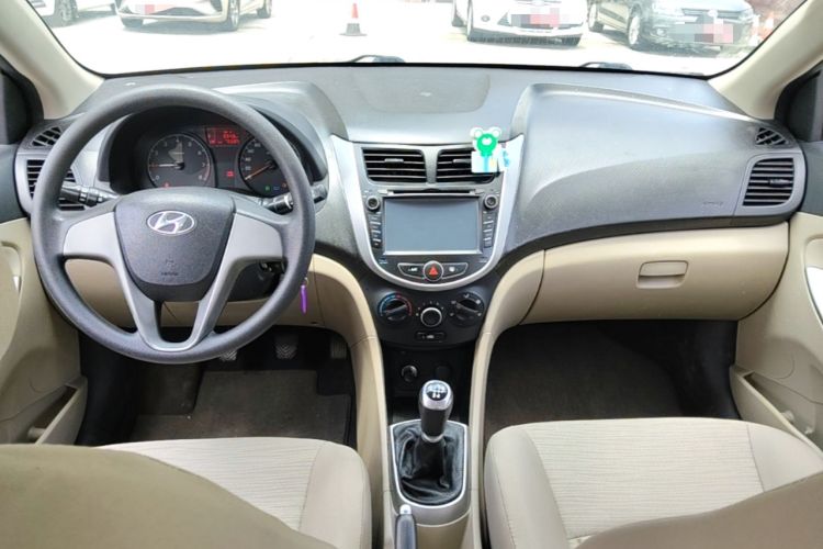 Used Hyundai Verna (older generation) 2014 1.4L Manual Smart GLS Trim Center Console