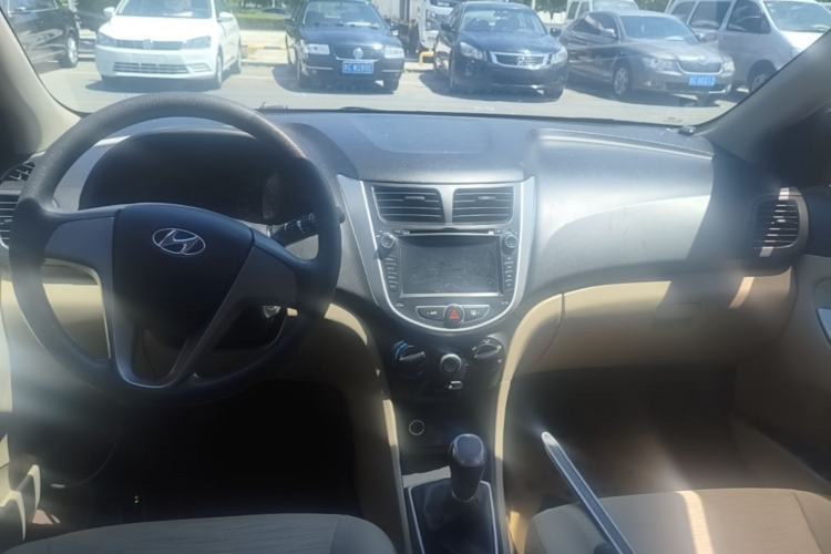 Used Hyundai Verna (older generation) 2014 1.4L Manual Smart GLS Trim Center Console