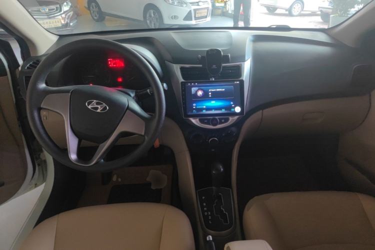 Used Hyundai Verna (older generation) 2014 1.4L Automatic Smart GLS Center Console