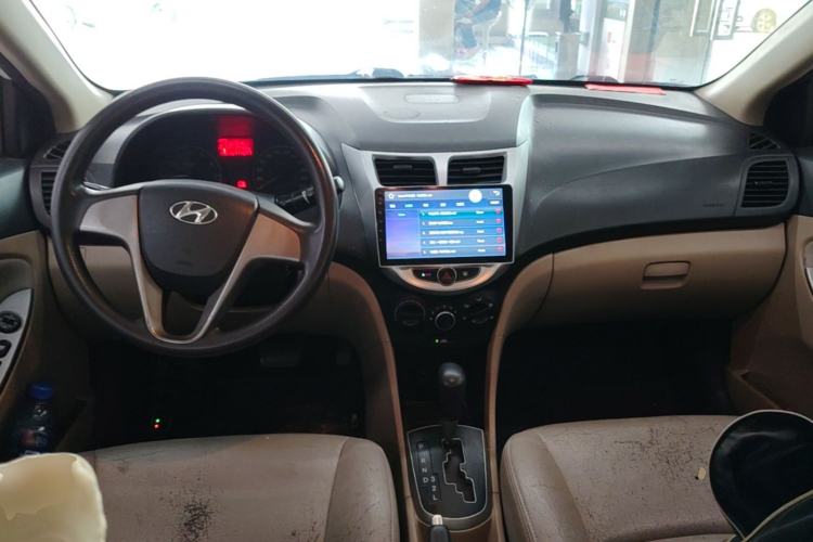 Used Hyundai Verna (older generation) 2014 1.4L Automatic Smart GLS Center Console