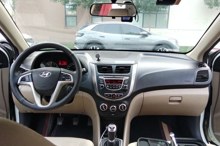 Used Hyundai Verna (older generation) 2014 1.4L Manual Smart GLS Trim Center Console