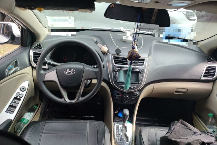 Used Hyundai Verna (older generation) 2014 1.4L Automatic Smart GLS Center Console