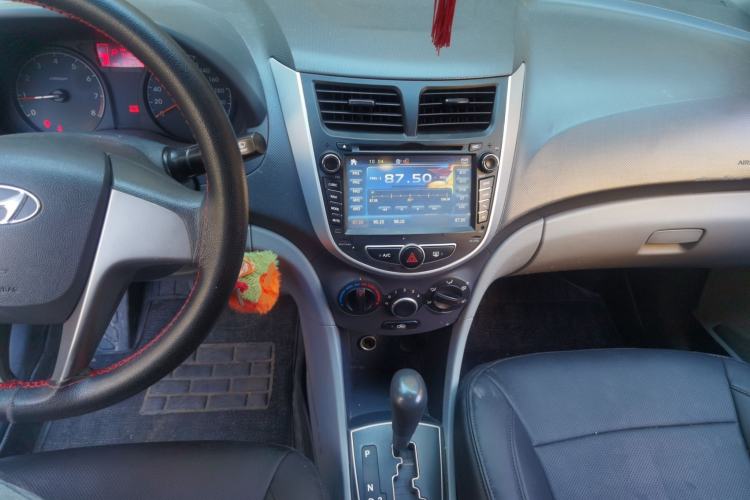 Used Hyundai Verna (older generation) 2014 1.4L Automatic Smart GLS Center Console