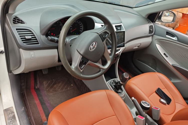 Used Hyundai Verna (older generation) 2014 1.4L Manual Top-Tier Model TOP Center Console