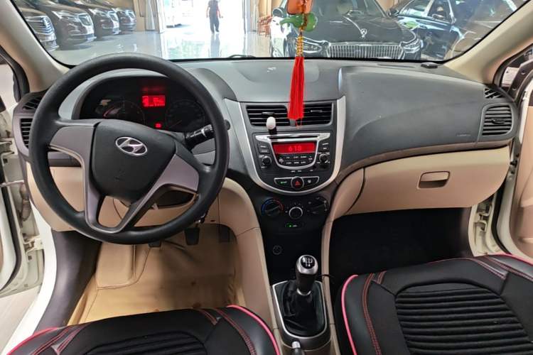 Used Hyundai Verna (older generation) 2014 1.4L Manual Smart GLS Trim Center Console