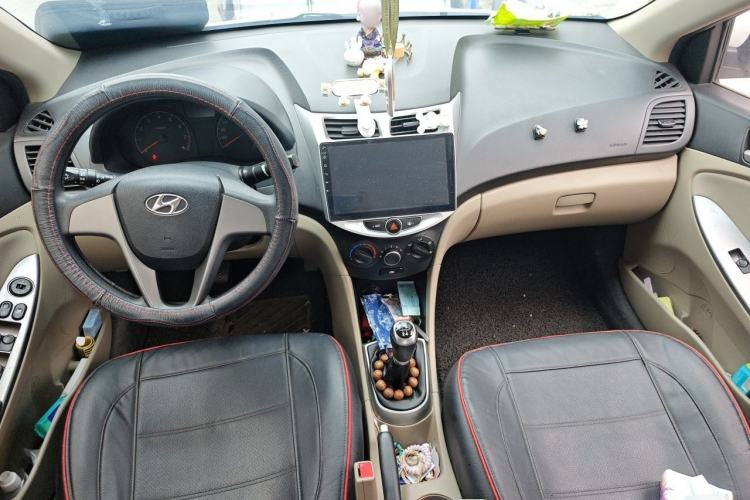 Used Hyundai Verna (older generation) 2014 1.4L Manual Smart GLS Trim Center Console