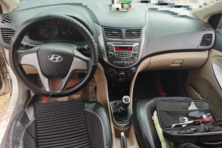 Used Hyundai Verna (older generation) 2014 1.4L Manual Smart GLS Trim Center Console