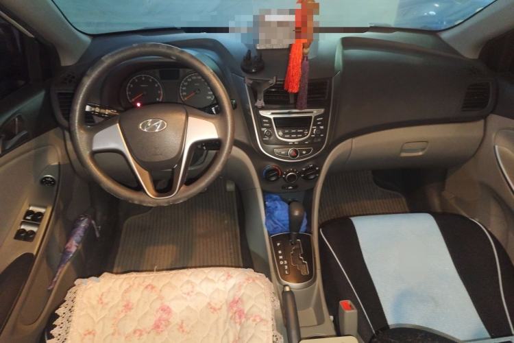 Used Hyundai Verna (older generation) 2014 1.4L Automatic Smart GLS Center Console