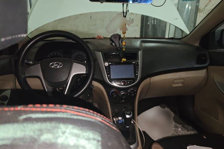 Used Hyundai Verna (older generation) 2014 1.4L Manual Smart GLS Trim Center Console