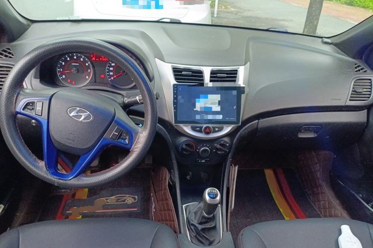 Used Hyundai Verna (older generation) 2014 1.4L Manual Smart GLS Trim Center Console