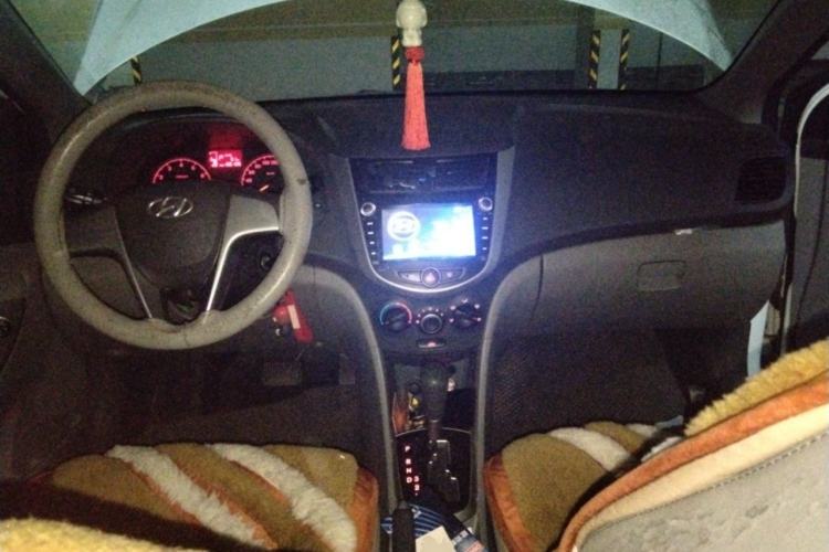 Used Hyundai Verna (older generation) 2014 1.4L Automatic Smart GLS Center Console