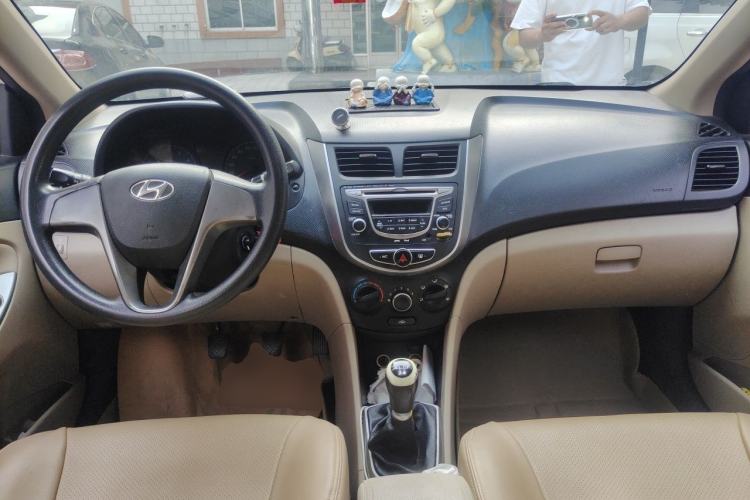 Used Hyundai Verna (older generation) 2014 1.4L Manual Smart GLS Trim Center Console