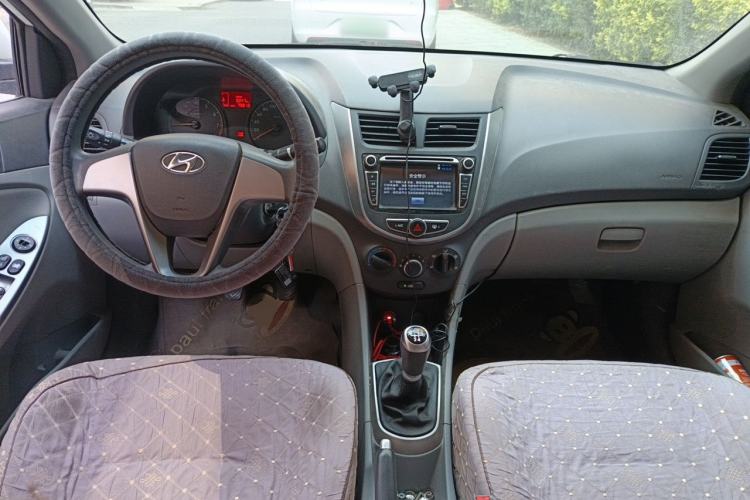 Used Hyundai Verna (older generation) 2014 1.4L Manual Smart GLS Trim Center Console