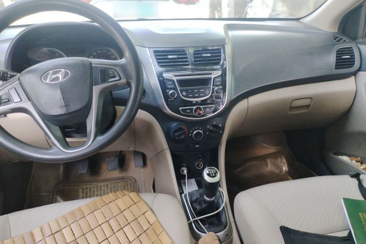 Used Hyundai Verna (older generation) 2014 1.4L Manual Top-Tier Model TOP Center Console
