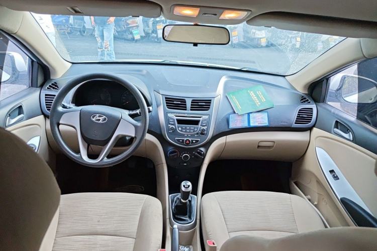 Used Hyundai Verna (older generation) 2014 1.4L Manual Smart GLS Trim Center Console