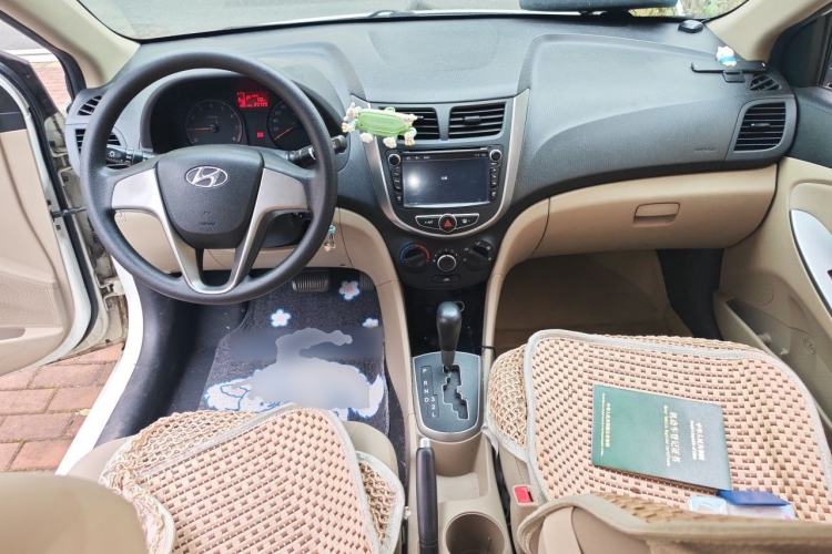 Used Hyundai Verna (older generation) 2014 1.4L Automatic Smart GLS Center Console