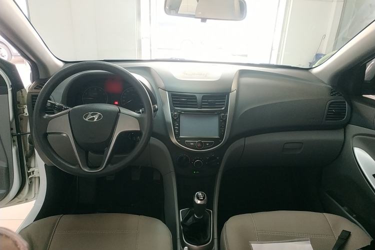 Used Hyundai Verna (older generation) 2014 1.4L Manual Smart GLS Trim Center Console
