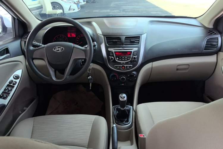 Used Hyundai Verna (older generation) 2014 1.4L Manual Smart GLS Trim Center Console