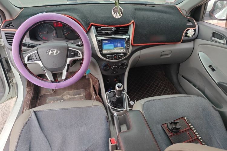 Used Hyundai Verna (older generation) 2014 1.4L Manual Smart GLS Trim Center Console