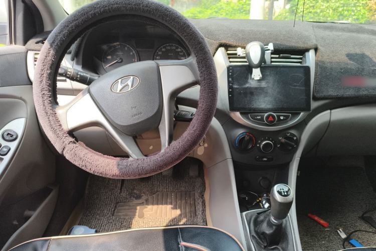 Used Hyundai Verna (older generation) 2014 1.4L Manual Smart GLS Trim Center Console