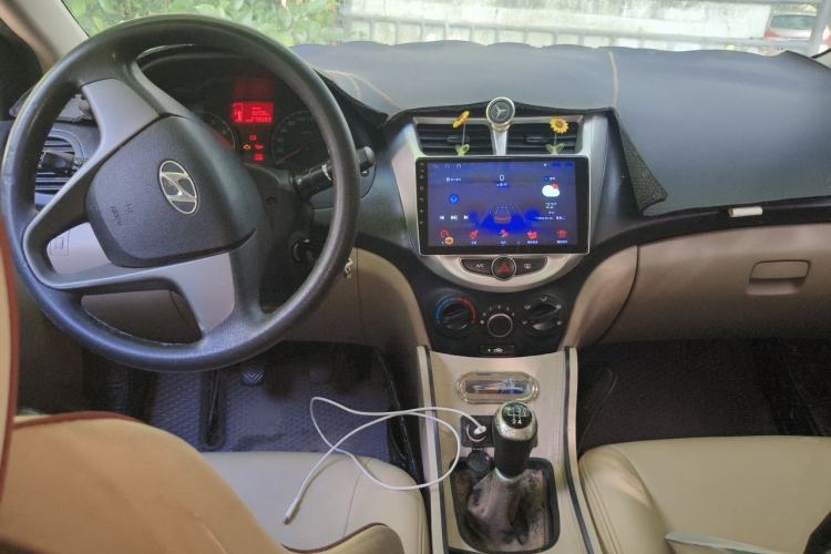 Used Hyundai Verna (older generation) 2014 1.4L Manual Smart GLS Trim Center Console