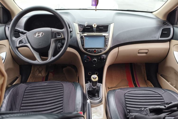 Used Hyundai Verna (older generation) 2014 1.4L Manual Smart GLS Trim Center Console