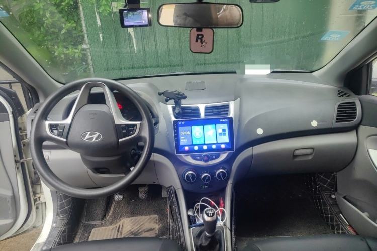 Used Hyundai Verna (older generation) 2014 1.4L Manual Smart GLS Trim Center Console