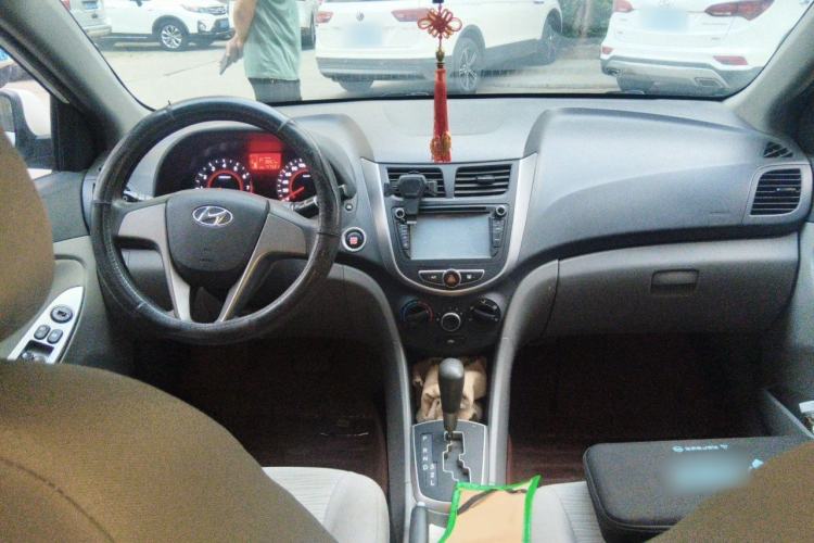 Used Hyundai Verna (older generation) 2014 1.4L Automatic Leading-Edge GLX Center Console