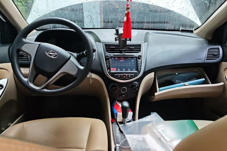 Used Hyundai Verna (older generation) 2014 1.4L Automatic Smart GLS Center Console