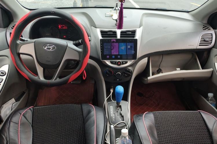 Used Hyundai Verna (older generation) 2014 1.4L Automatic Smart GLS Center Console