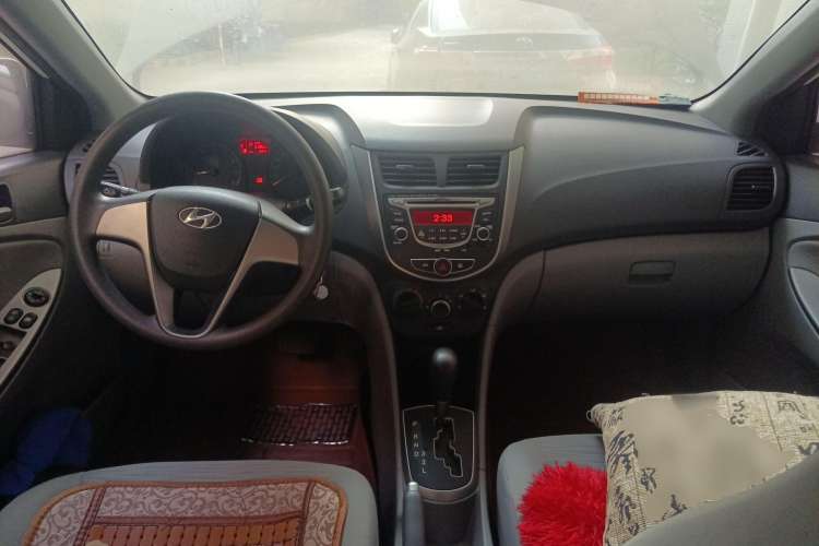 Used Hyundai Verna (older generation) 2014 1.4L Automatic Smart GLS Center Console