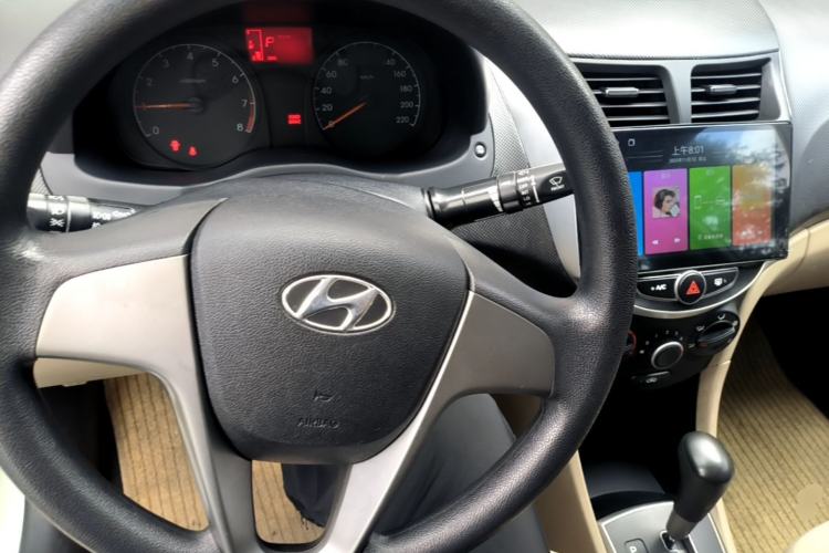 Used Hyundai Verna (older generation) 2014 1.4L Automatic Smart GLS Center Console