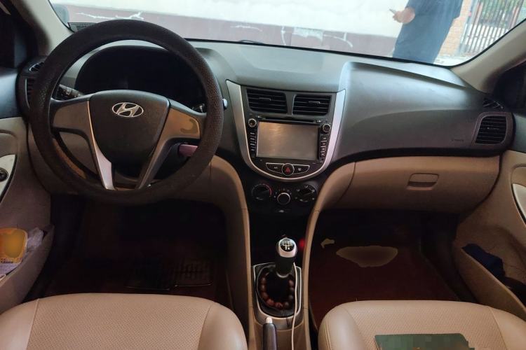 Used Hyundai Verna (older generation) 2014 1.4L Manual Smart GLS Trim Center Console